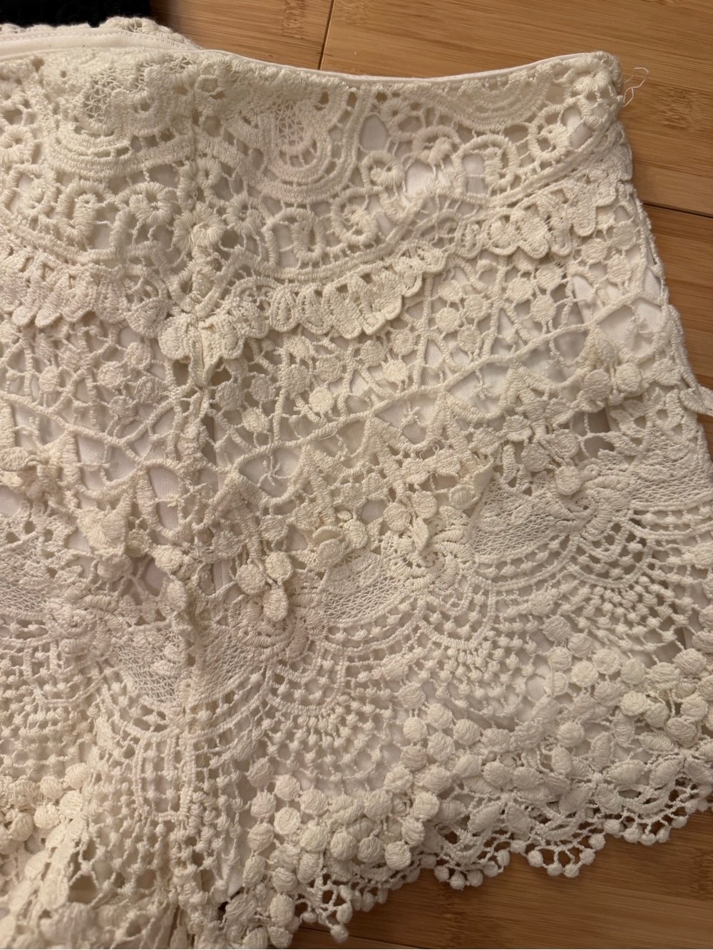 Kimchi Blue Lace Overlay Women’s Shorts — Black and Cream, size 6 - Picture 3 of 6